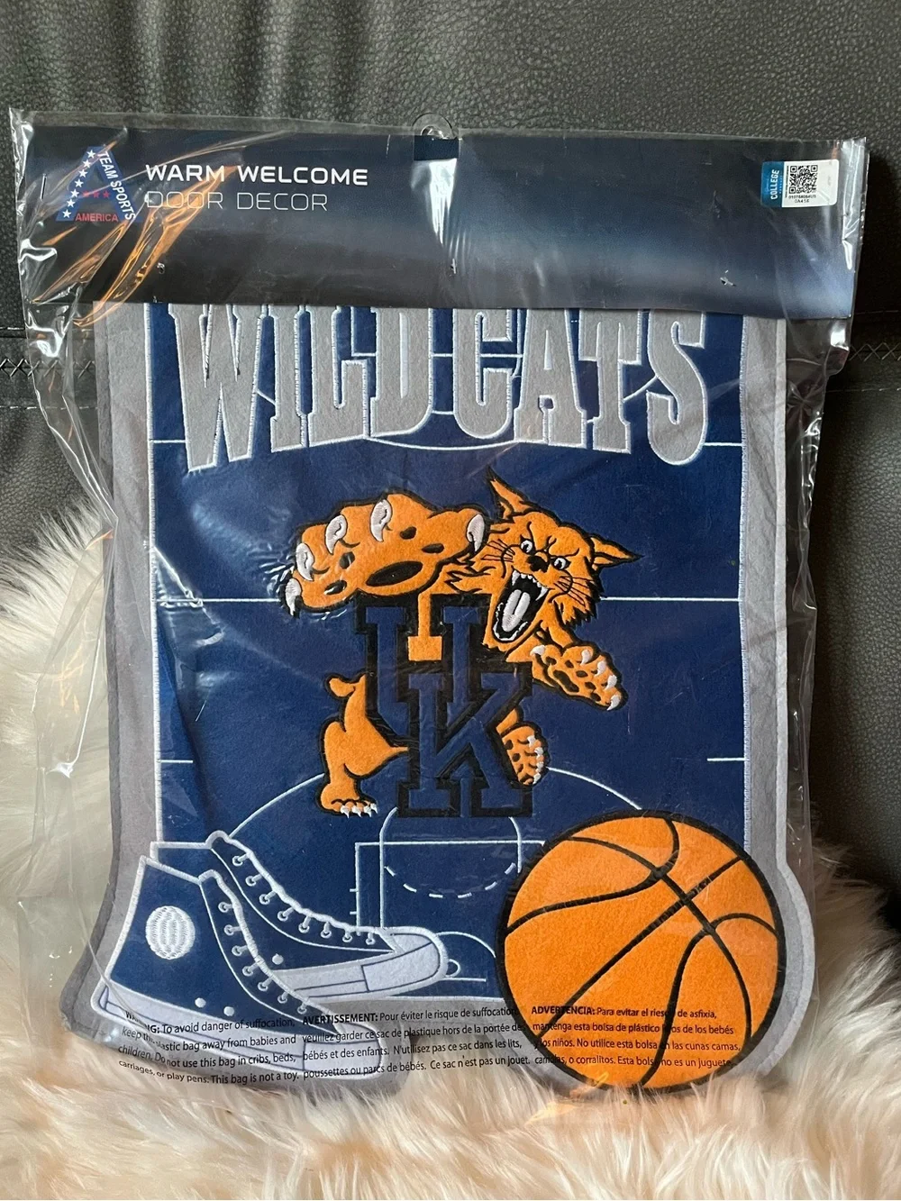 NWOT KENTUCKY WILDCATS DOOR BANNER HANGER